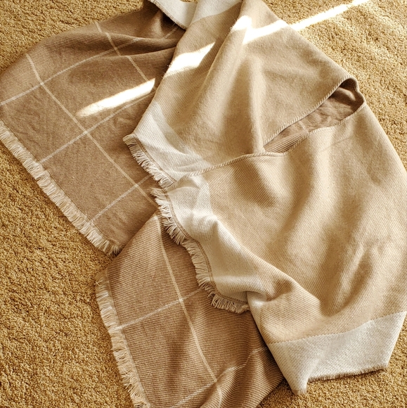 Banana Republic Reversible Poncho - Picture 3 of 5